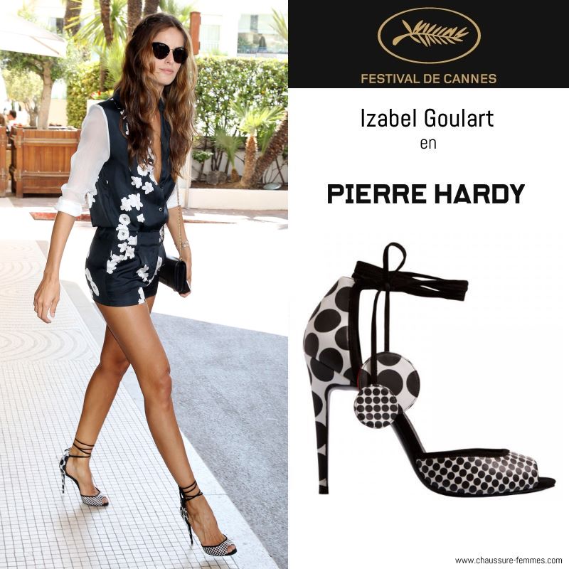17 mai - Le mannequin Izabel Goulart en sandales Pierre Hardy