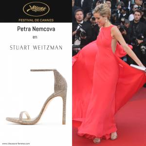 15 mai - Petra Nemcova en sandales "Nudist" de Stuart Weitzman lors de la montée des marches de "Mal De Pierres"