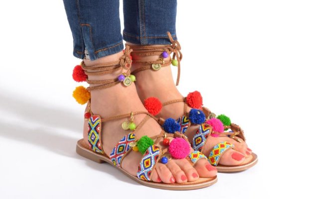 Sandales plates à lacets et pompons Gioseppo Été 2016